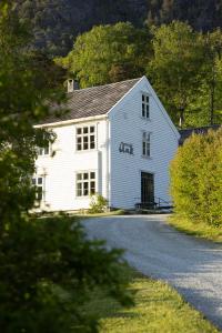 Una casa blanca con graffiti a un lado. en Hotel Aak, en Åndalsnes