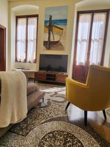ラパッロにあるsilvi by the seaのリビングルーム(テレビ、黄色い椅子付)