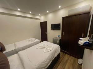Postel nebo postele na pokoji v ubytování Sahara Pyramids Inn