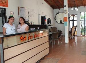dwie kobiety stojące przy ladzie w restauracji w obiekcie HOTEL CASA COLONIAL w mieście San Antonio del Táchira