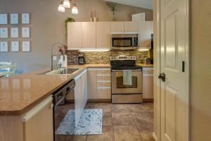 cocina con fregadero y fogones en Centrally Located Branson Condo Step-Free Access en Branson