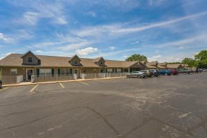 un edificio con coches estacionados en un estacionamiento en Centrally Located Branson Condo Step-Free Access en Branson