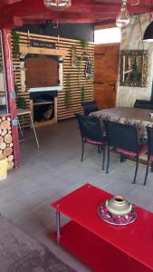 een woonkamer met een rode tafel en een piano bij Villa D`Amante in Klis