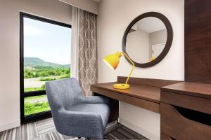 金斯波特的住宿－金斯斯波特希爾頓恆庭酒店，窗户客房内的椅子和镜子