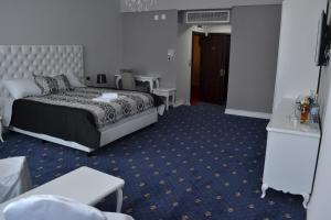 Postel nebo postele na pokoji v ubytování Hotel Emi