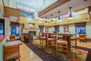 ロスアラモスにあるHampton Inn & Suites Los Alamosのダイニングルーム(テーブル、椅子、暖炉付)