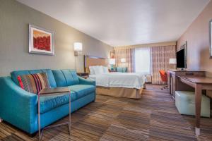 een hotelkamer met een bank en een bed bij Hampton Inn & Suites Los Alamos in Los Alamos