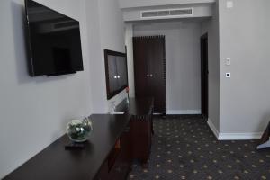 TV a/nebo společenská místnost v ubytování Hotel Emi