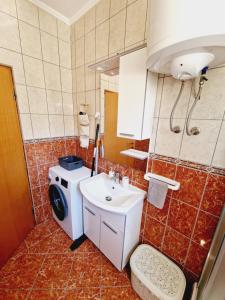 łazienka z umywalką i pralką w obiekcie Apartment Melani w mieście Vir +37 zdjęć