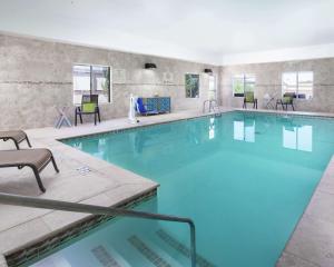 - une grande piscine d'eau bleue dans un bâtiment dans l'établissement Hampton Inn & Suites Lubbock, à Lubbock