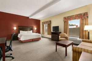 Habitación de hotel con cama y escritorio en Hampton Inn & Suites Lawton en Lawton