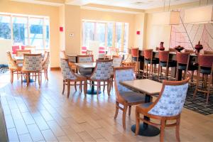 Hampton Inn Lewisburg في لويسبرغ: مطعم فيه طاولات وكراسي في الغرفة