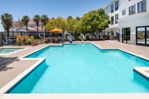 una gran piscina de agua azul en un edificio en Hampton Inn Irvine/East Lake Forest, en Foothill Ranch