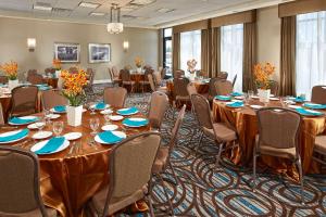 uma sala de conferências com mesas longas e cadeiras em Hilton Garden Inn Los Angeles/Redondo Beach em Redondo Beach