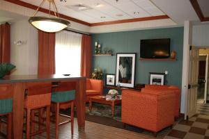 a living room with a bar and a tv at Hampton Inn Lebanon in Lebanon