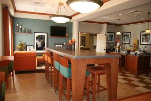 cocina y comedor con mesa y sillas en Hampton Inn Lebanon, en Lebanon