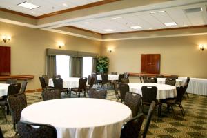 - une salle de banquet avec des tables et des chaises blanches dans l'établissement Hampton Inn Lebanon, à Lebanon