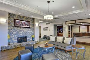 sala de estar con sofá y chimenea en Homewood Suites by Hilton Lexington Fayette Mall, en Lexington