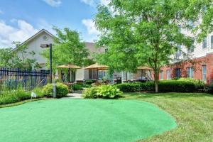 un campo de golf con un putting green en un patio en Homewood Suites by Hilton Lexington Fayette Mall, en Lexington