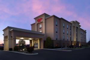 un edificio de hotel con un cartel encima en Hampton Inn Lenoir City, en Lenoir City