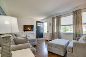 un salon avec un canapé, des chaises et une télévision dans l'établissement Newly Renovated Dennis Port Home Close to Beaches, à Dennis Port
