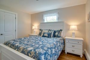 - une chambre avec un lit, 2 tables de nuit et une fenêtre dans l'établissement Newly Renovated Dennis Port Home Close to Beaches, à Dennis Port
