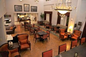 un restaurante con mesas y sillas y una lámpara de araña en Hampton Inn & Suites Jennings en Jennings