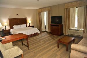 una camera d'albergo con letto e TV di Hampton Inn & Suites Jennings a Jennings