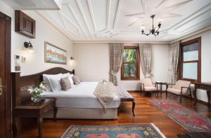 Bender Hotel في إسطنبول: غرفة نوم مع سرير وغرفة معيشة