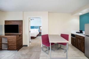 cocina y comedor con mesa y sillas en Hampton Inn & Suites West Little Rock, en Little Rock