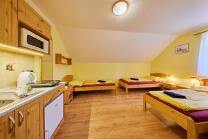 uma cozinha com duas camas num quarto em Apartmány Eva em Janske Lazne