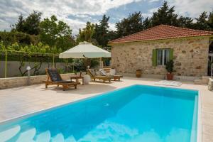 - une piscine en face d'une villa dans l'établissement Agnis House, à Antipaxos