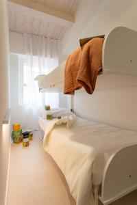 1 dormitorio con 2 literas y ventana en Mia House - Alloggio da sogno a Civitanova Alta, en Civitanova Alta