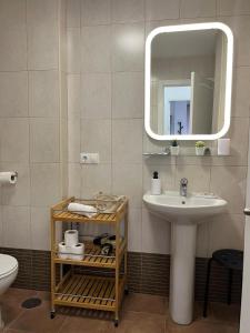 Un baño de Gades de la Caleta con Terraza Grupo AC Gestion