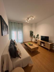 Una televisión o centro de entretenimiento en Gades de la Caleta con Terraza Grupo AC Gestion