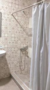 bagno con doccia e tenda doccia di Cristall Kobuleti a Kobuleti