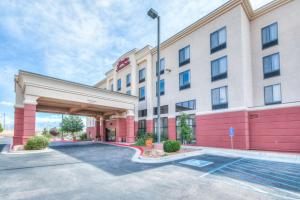 Una representación de un hotel con estacionamiento. en Hampton Inn & Suites Las Cruces I-25, en Las Cruces