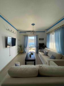 TV a/nebo společenská místnost v ubytování Breathtaking Oceanfront View Home & Private Beach