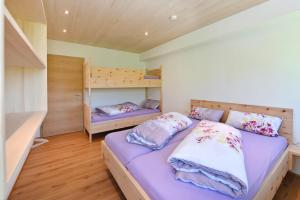 1 dormitorio con 2 camas y 2 literas en AuszeitHof Vögel, en Sulzberg