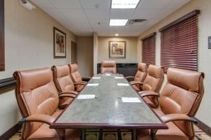 uma sala de conferências com uma mesa longa e cadeiras de couro em Hampton Inn & Suites Las Cruces I-25 em Las Cruces