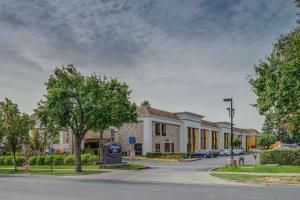 a street in a town with a building at Hampton Inn Livermore in Livermore