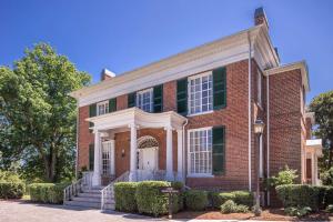 una casa de ladrillo rojo con una puerta blanca en Hampton Inn Lexington Historic Area, en Lexington