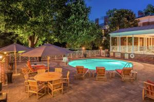 - une piscine avec des chaises, une table et un parasol dans l'établissement Hampton Inn Lexington Historic Area, à Lexington