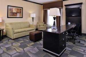 una camera d'albergo con scrivania e sedia di Hampton Inn & Suites Big Spring a Big Spring