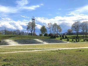 Un grupo de escaleras en un parque con una torre. en Rakvere Apartments, en Narva 1 foto más