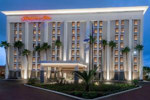 um hotel com palmeiras em frente a um edifício em Hampton Inn Orlando Near Universal Blv/International Dr em Orlando
