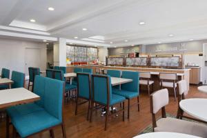 un restaurante con mesas y sillas azules y una barra en Hampton Inn Orlando Near Universal Blv/International Dr en Orlando