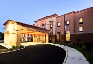 uma representação de um hotel com uma entrada em Hampton Inn & Suites Mahwah em Mahwah