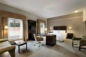 Cette chambre comprend un lit et un bureau. dans l'établissement Hampton Inn & Suites Mahwah, à Mahwah