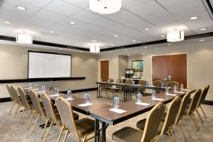 una sala de conferencias con una mesa larga y sillas en Hampton Inn & Suites Mahwah, en Mahwah